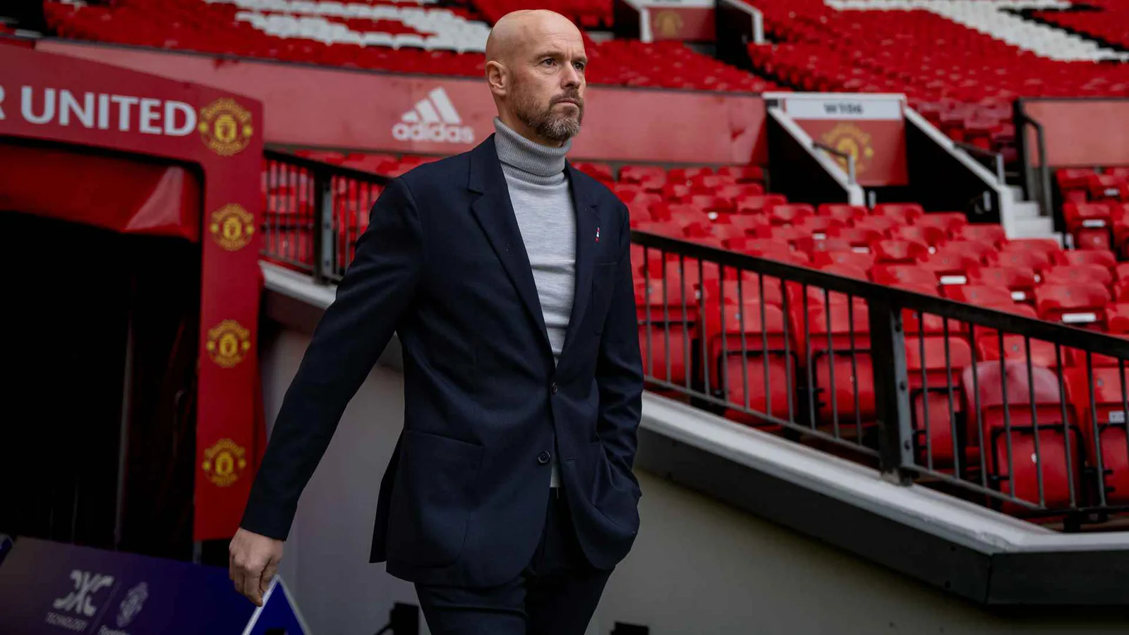 滕哈格在空场的老特拉福德赛前巡场。图片：Manchester United / Ash Donelon。